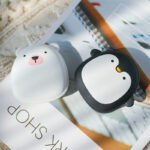 جهاز تدفئة يد كهربائي بتصميم كرتوني لطيف (بطريق أو دب قطبي)، قابل للشحن عبر USB، يوفر تدفئة مزدوجة الجانب ويعمل أيضاً كبنك طاقة (Power Bank) للجيب.
