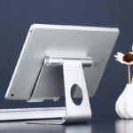 متوافق مع أجهزة Apple؛ حامل للأجهزة اللوحية والهواتف (مثل iPad وiPad Mini) قابل للتعديل، يصلح للاستخدام المكتبي.